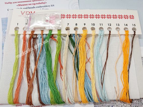 Палітра ниток муліне DMC на картонному органайзері: яскраві відтінки жовтого, зеленого та блакитного для вишивання набору «Мишка на кульбабі».