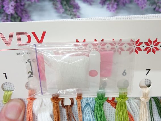 Чеський бісер Preciosa у фірмовому пакуванні VDV, закріплений на паперовому органайзері поруч із нитками муліне.