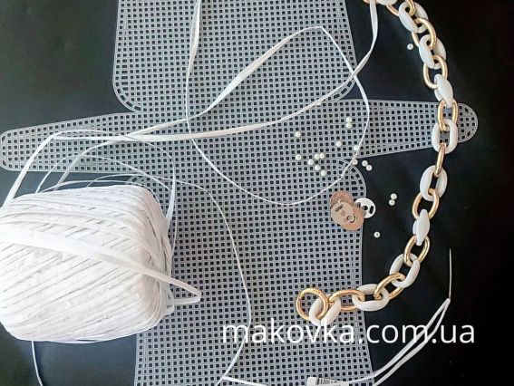 Клатч з маленької пластикової канви, нитки Рафія і намистин