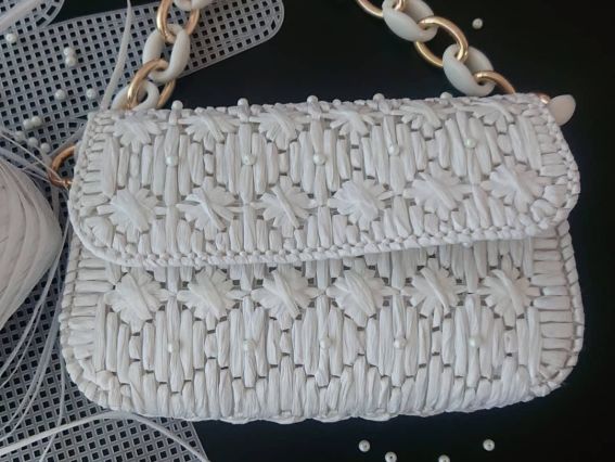 Клатч з маленької пластикової канви, нитки Рафія і намистин