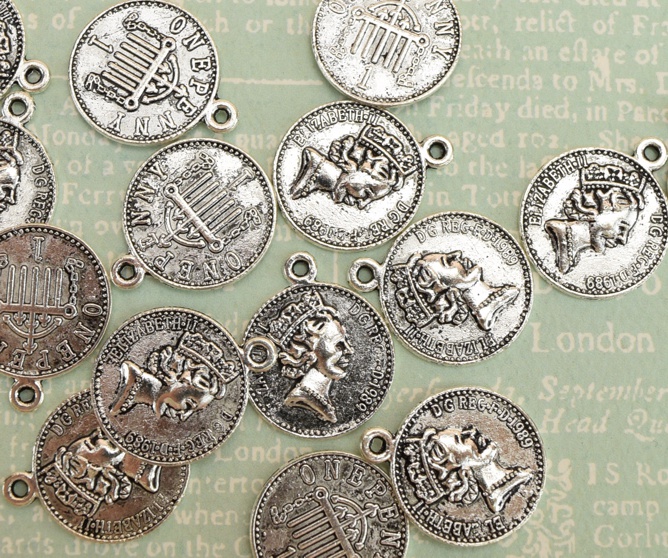 Подвеска монета Королева Элизабета-II, ONE PENNY античное серебро 1 шт