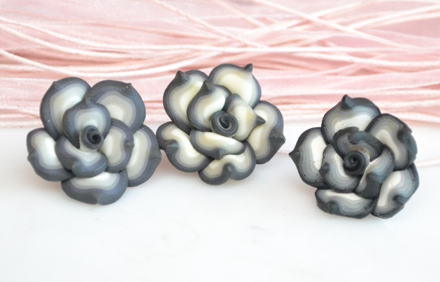 Бусина из полимерной глины №16 Цветок Роза, 26х25 мм, серо-белая