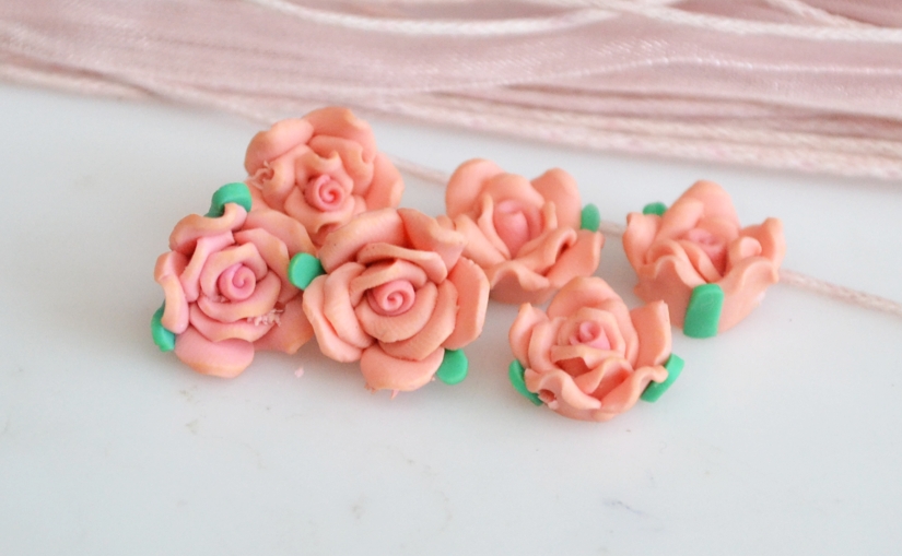 Бусина из полимерной глины №20 Цветок Роза, 12,5 мм, розовая с листиками