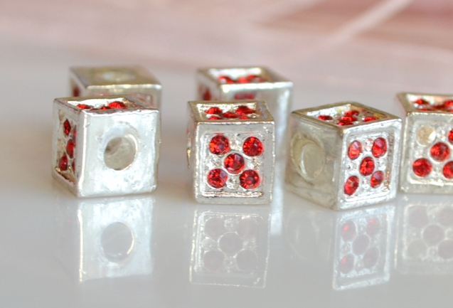 Бусина со стразами Куб 8 мм, серебро с красным