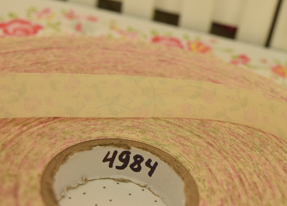 Лента тканевая хб, 15 мм,  белая (молочная) с рисунком Розовые Цветочки, 1 метр