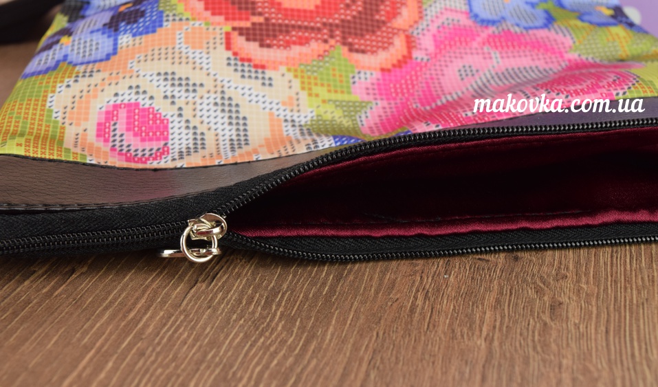 Косметичка пошитая кожзам №30, черная, Три розы и фиалки ТМ Красуня